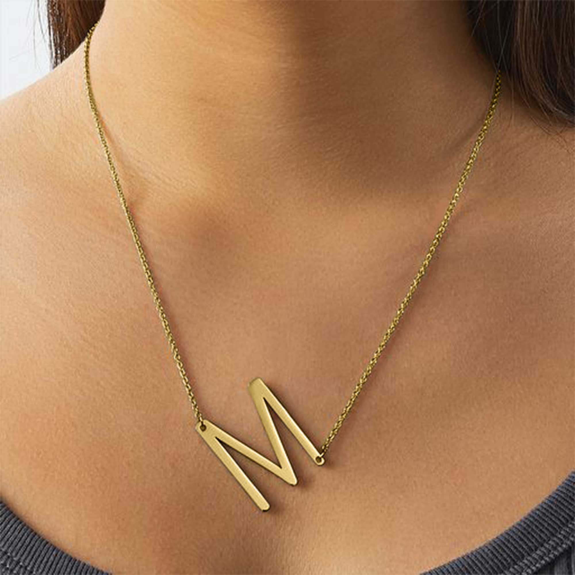 Inez – Collar con inicial declarativa