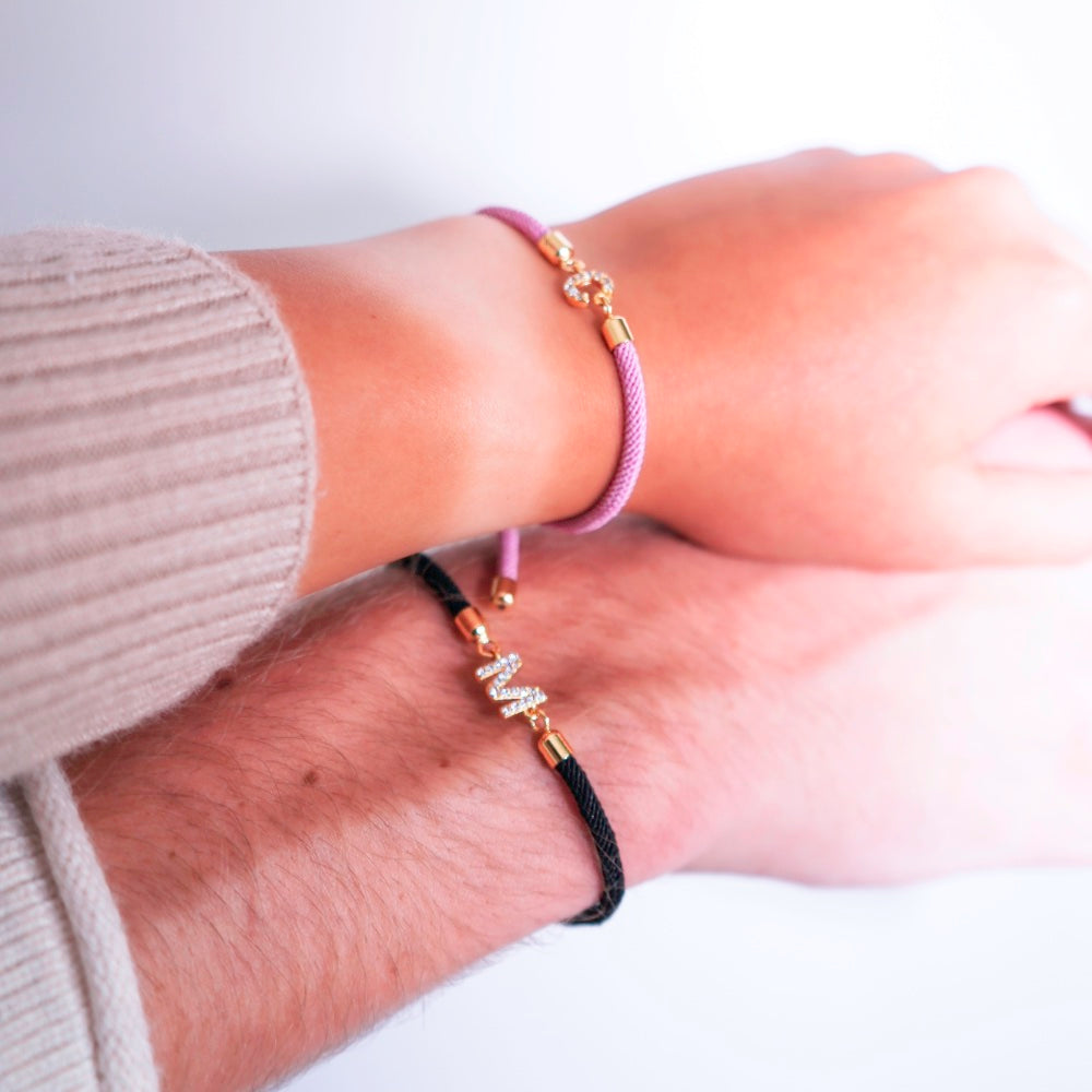 Calla – Pulsera ajustable con inicial grabada