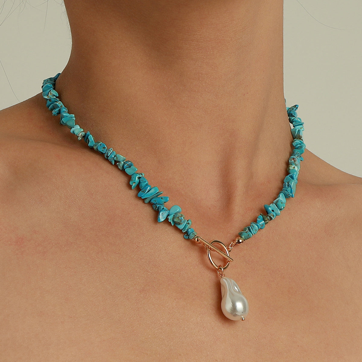 Dione – Collar de perlas y turquesa refinado