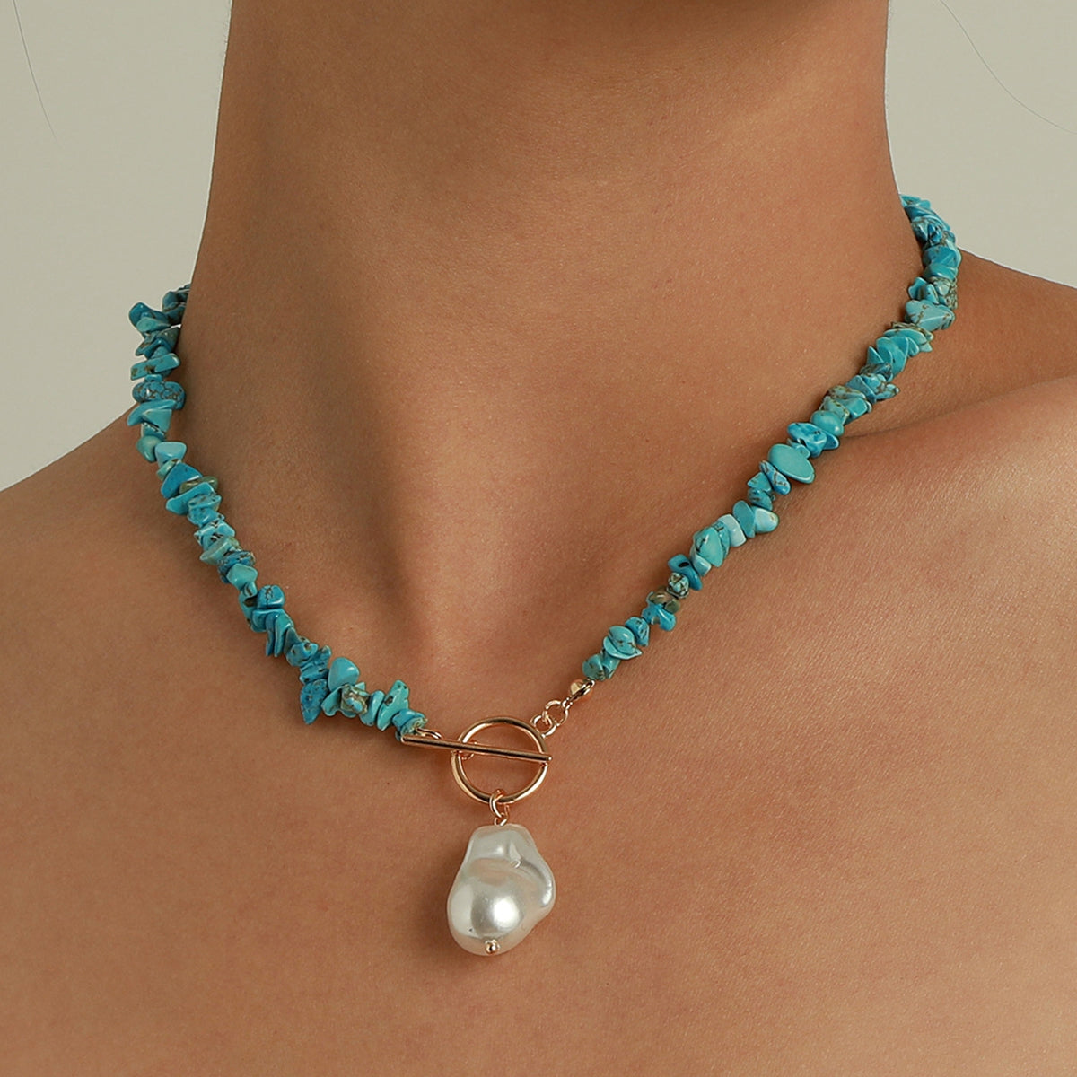 Dione – Collar de perlas y turquesa refinado