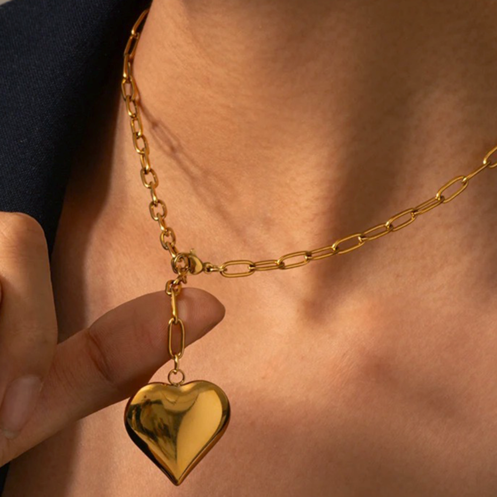 Babette – Collar de clip de papel dorado con corazones dorados
