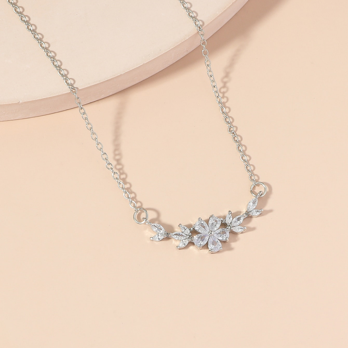 Collar con encanto de flor - Collar de pétalos de circonita