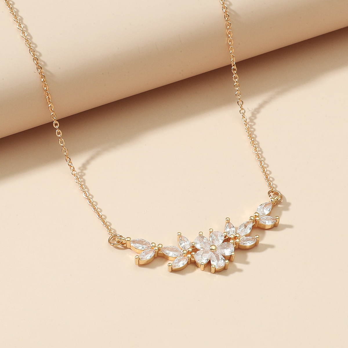 Collar con encanto de flor - Collar de pétalos de circonita