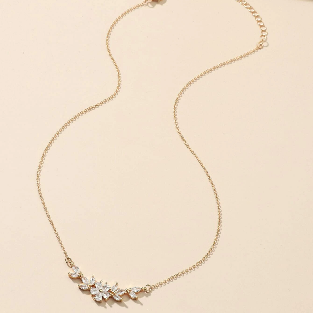 Collar con encanto de flor - Collar de pétalos de circonita