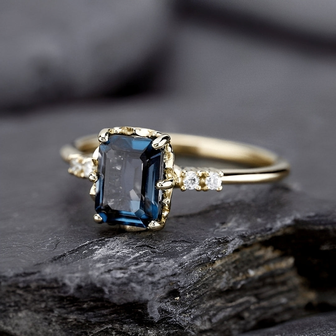 Sza – Anillo dorado vintage y cristal azul