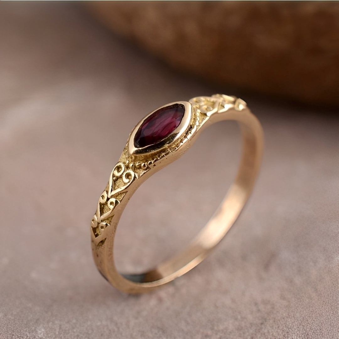 Olga – Anillo de oro con piedra retro roja