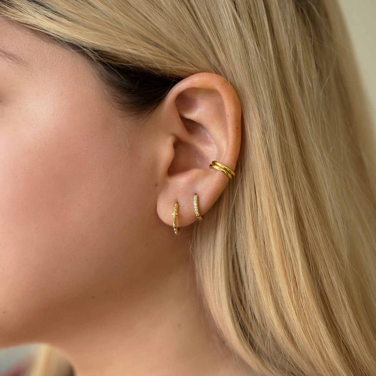 Aros Huggie delgados con Cristales Pave