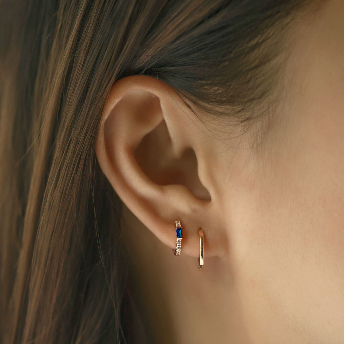 Pendientes Huggie de baguette (Zafiro azul)