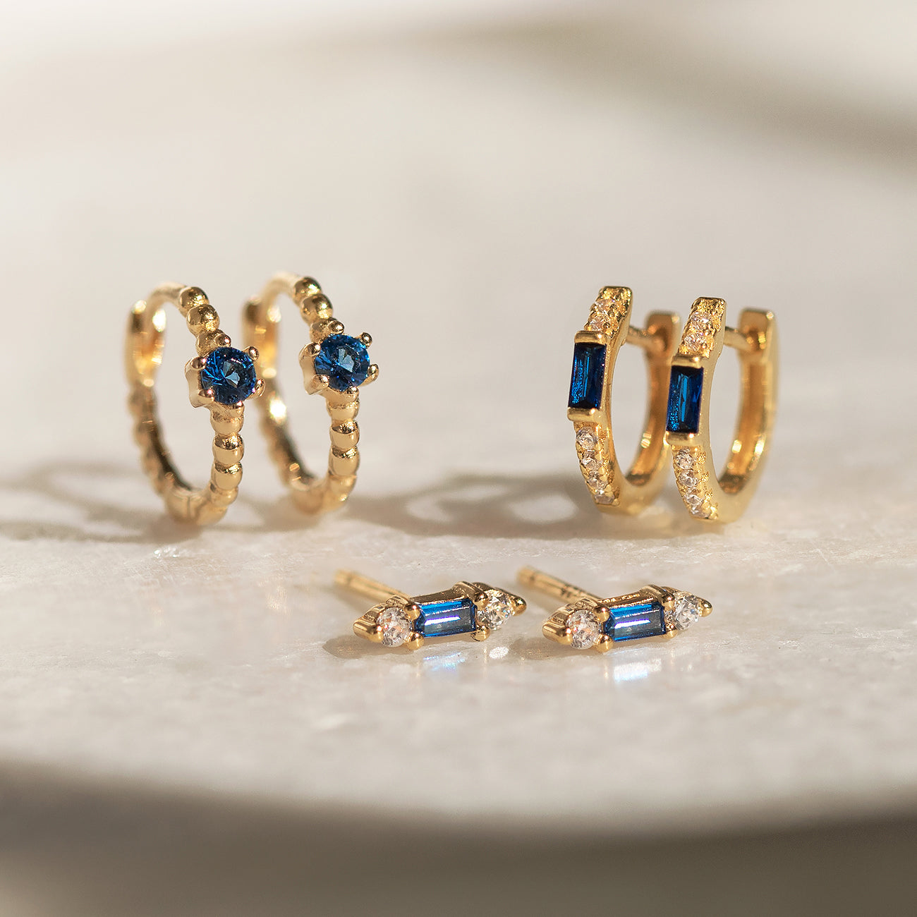 Pendientes Huggie de baguette (Zafiro azul)