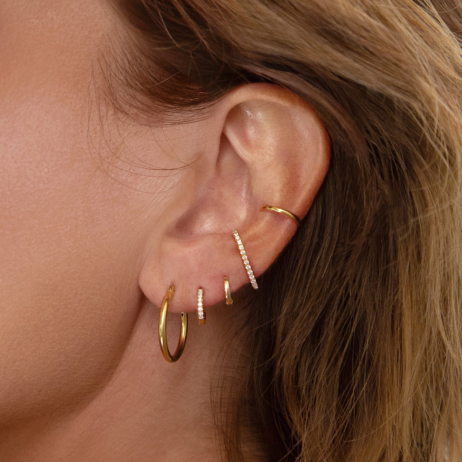 Aros Huggie delgados con Cristales Pave