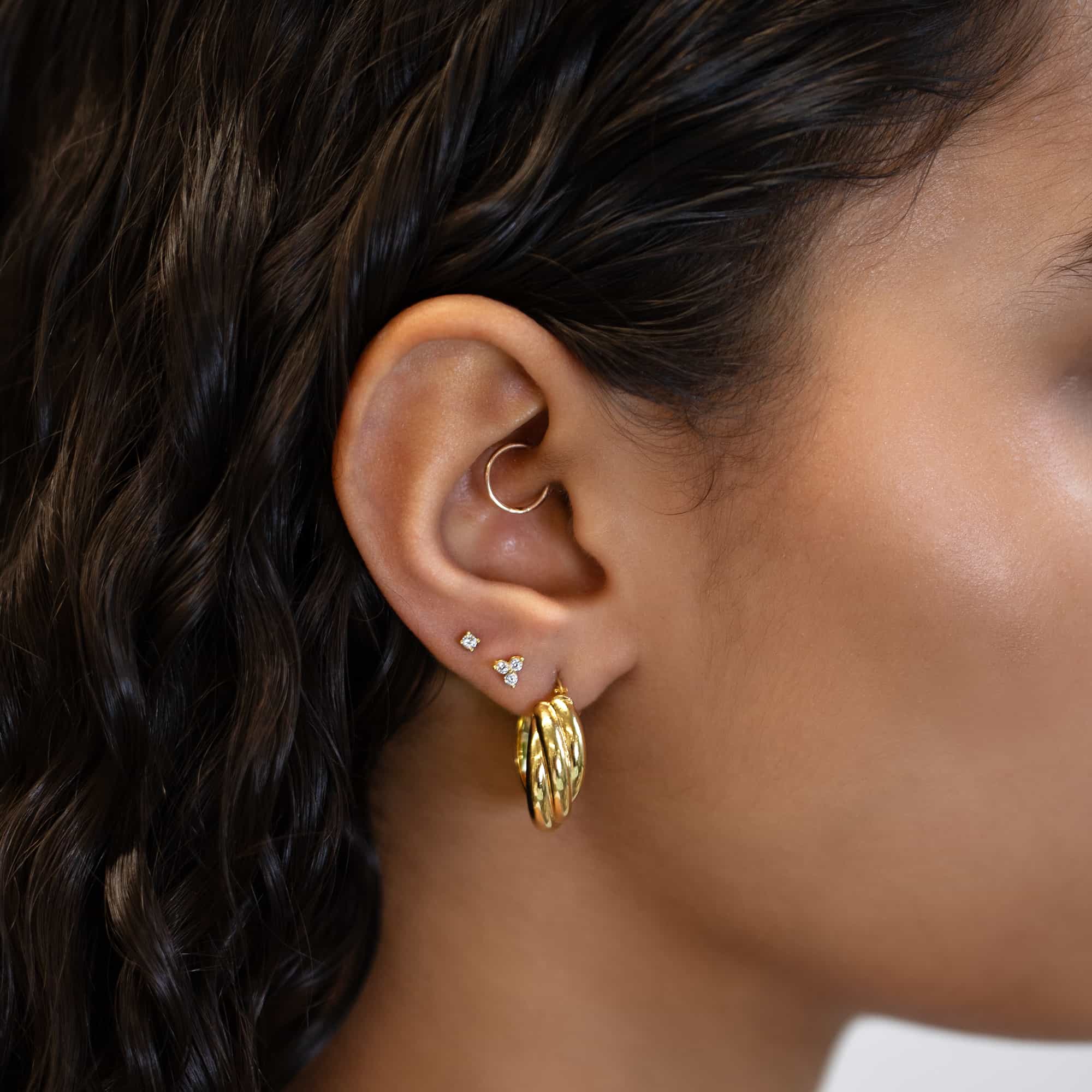 Conjunto de pendientes de trébol diminuto con pavé