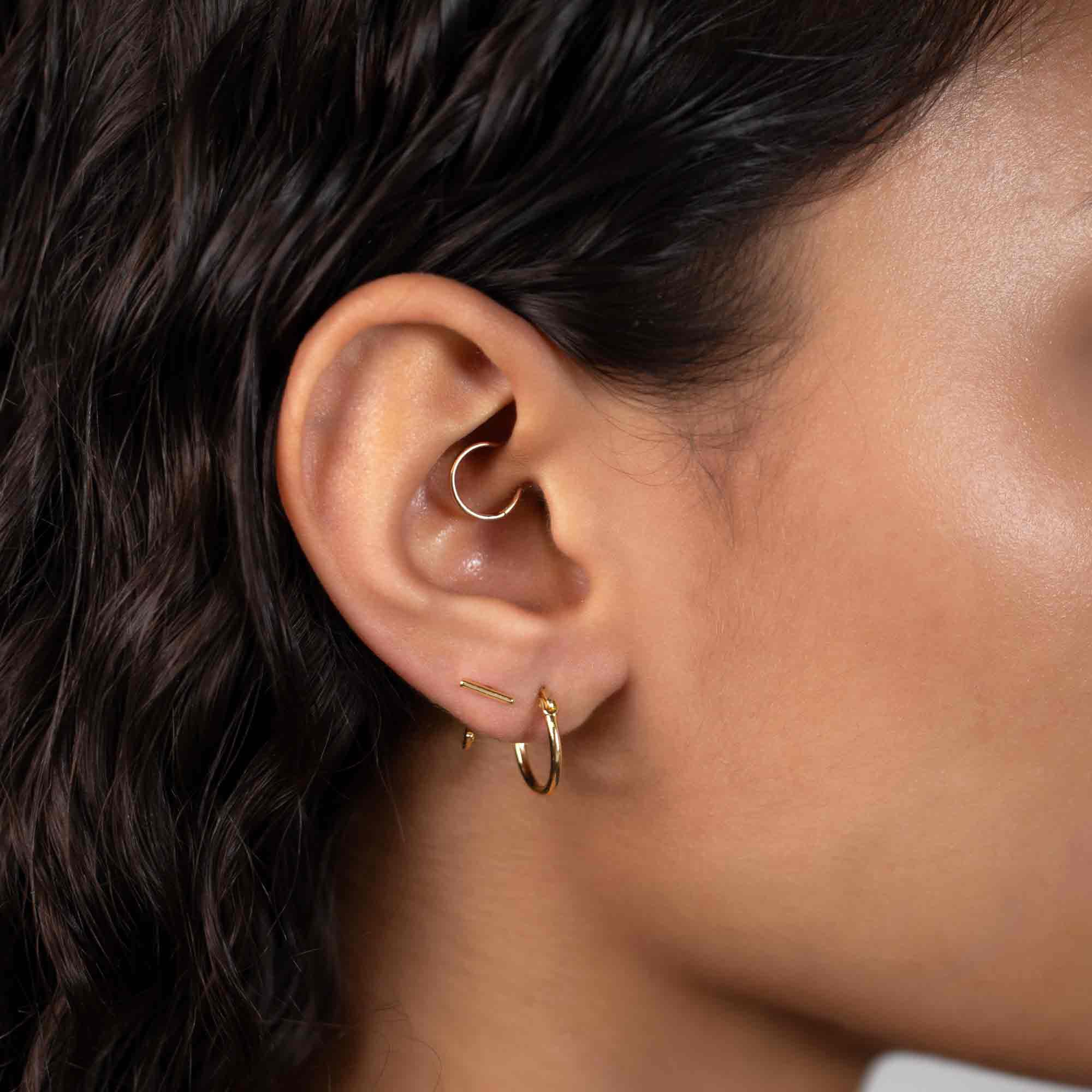 Rima - Pendientes Huggie Bar