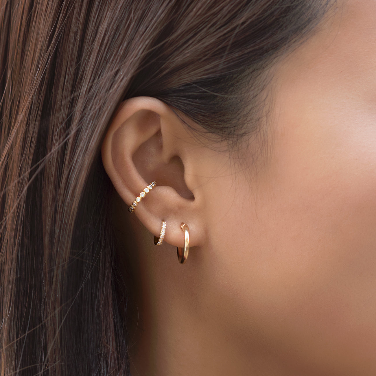 Aros Huggie delgados con Cristales Pave