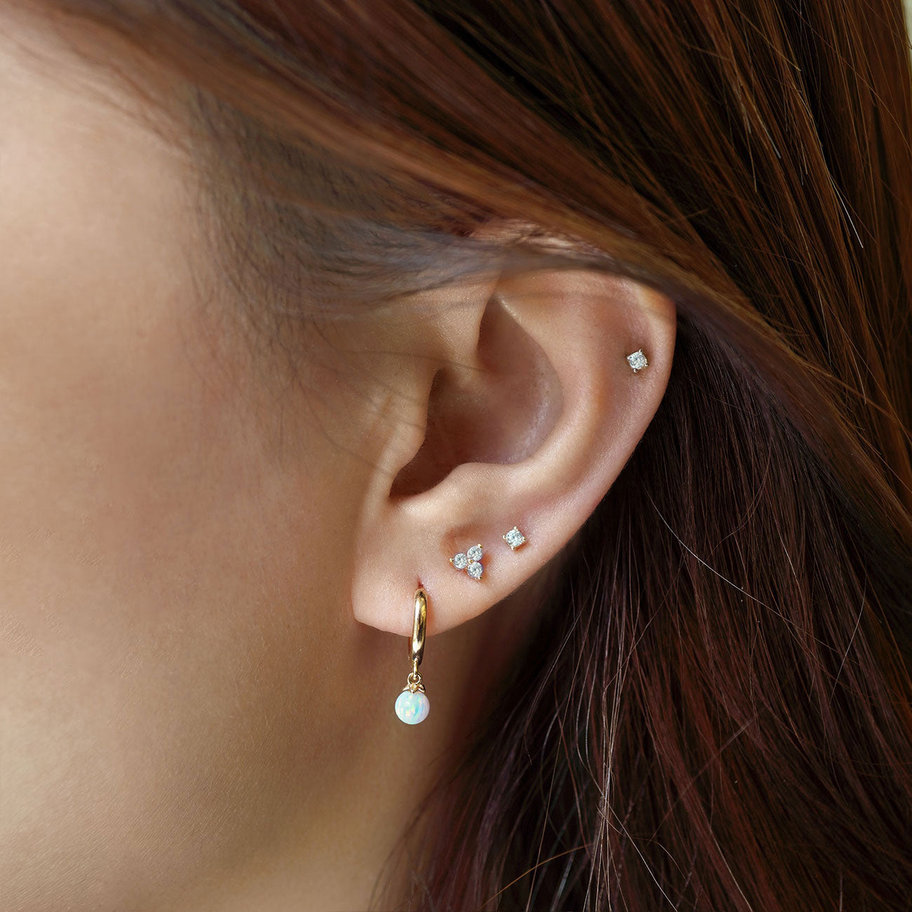 Conjunto de pendientes de trébol diminuto con pavé