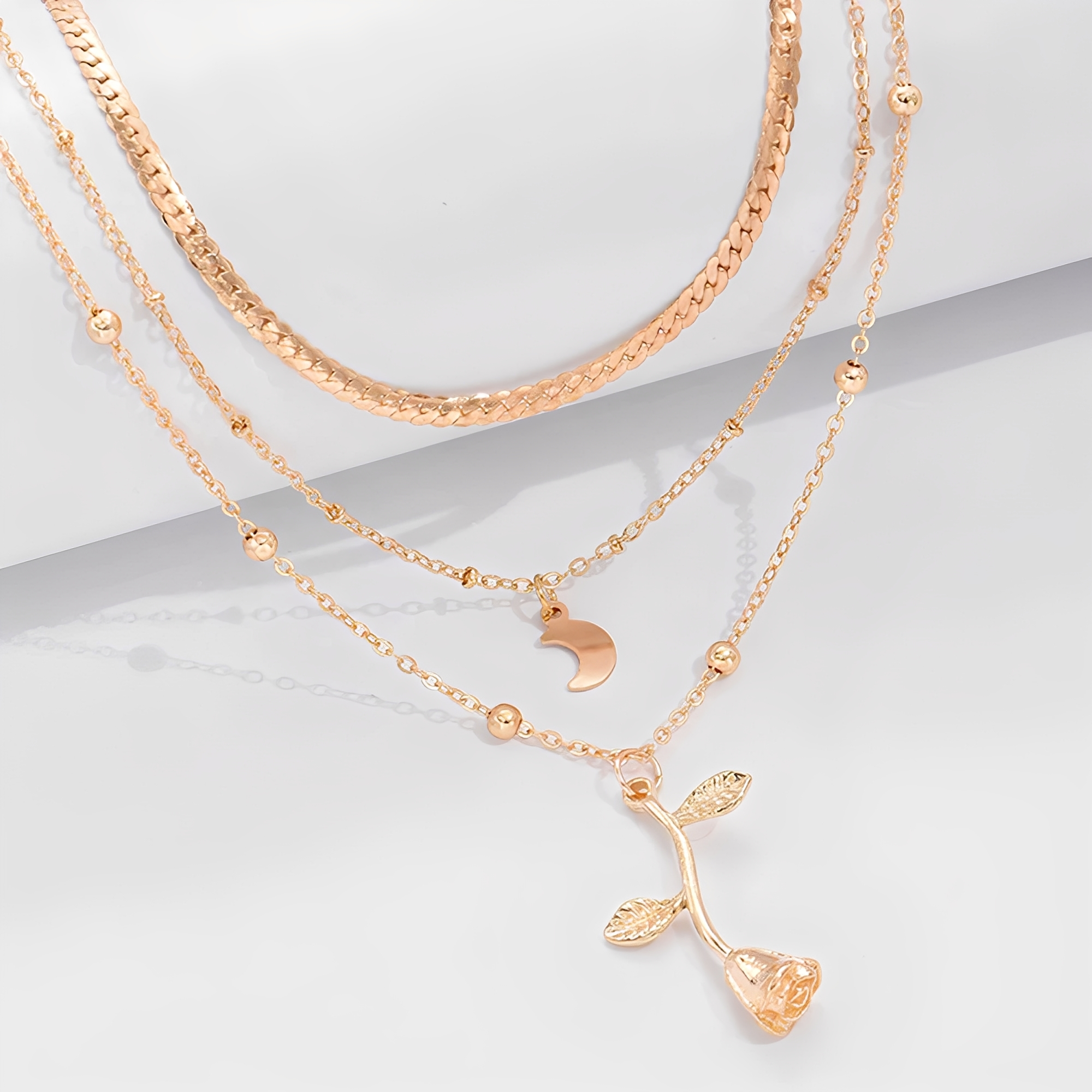Sylvia – Collar con colgante rosa y luna de oro