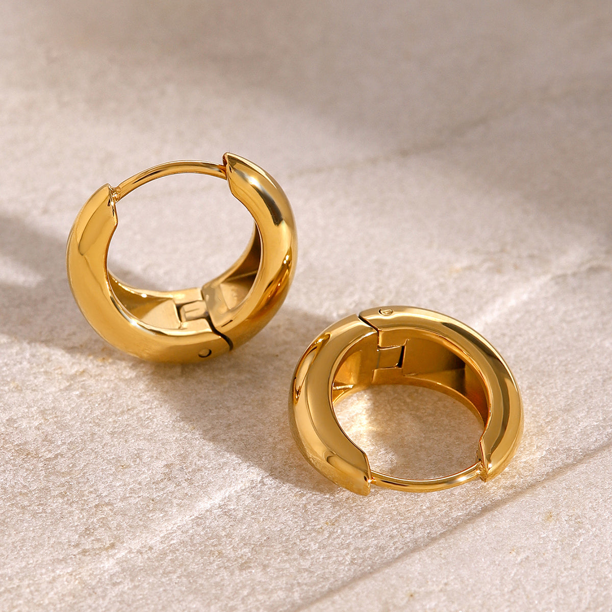 Iris – Aros geométricos huggie de oro