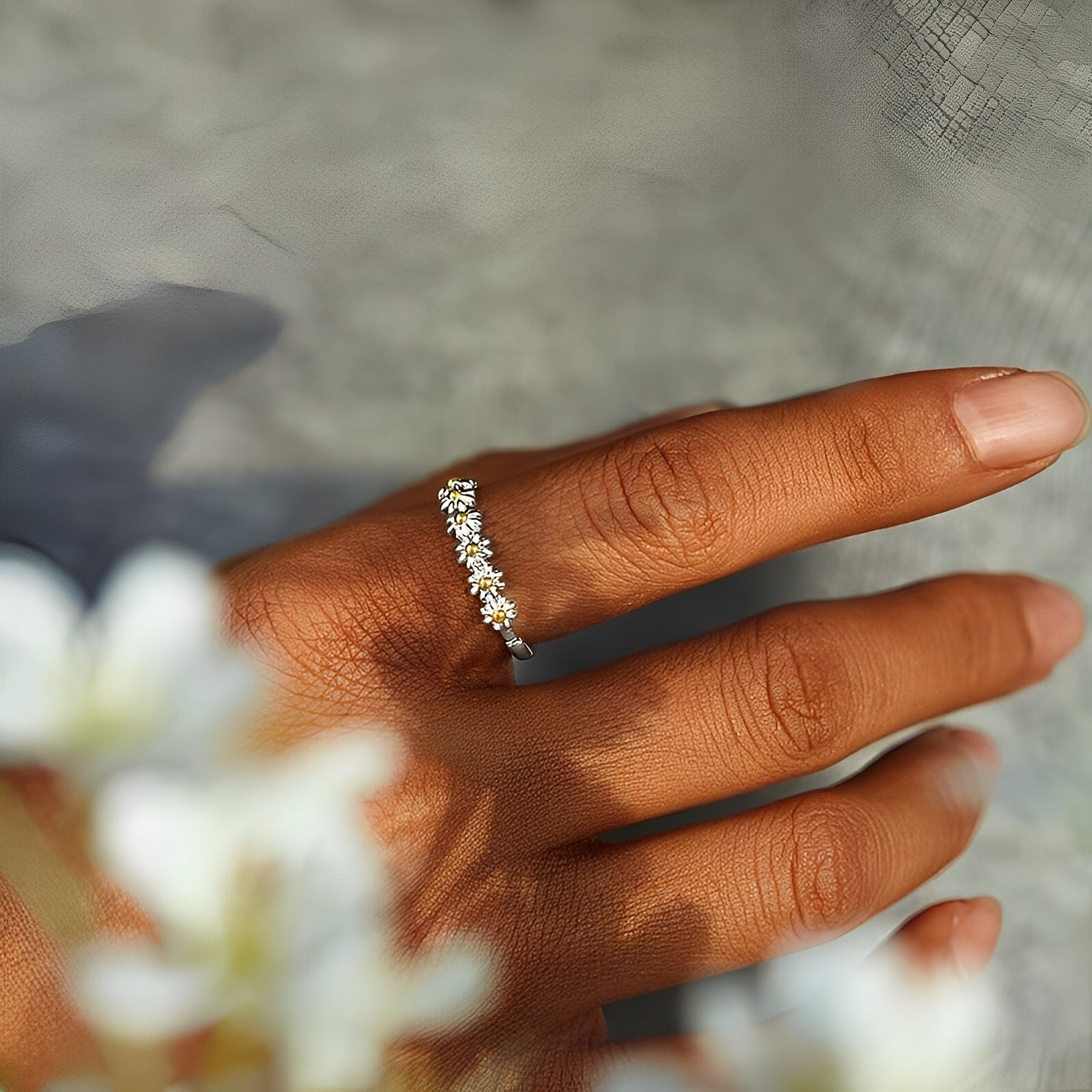Charlie – Anillo ajustable de plata con margaritas pintadas a mano
