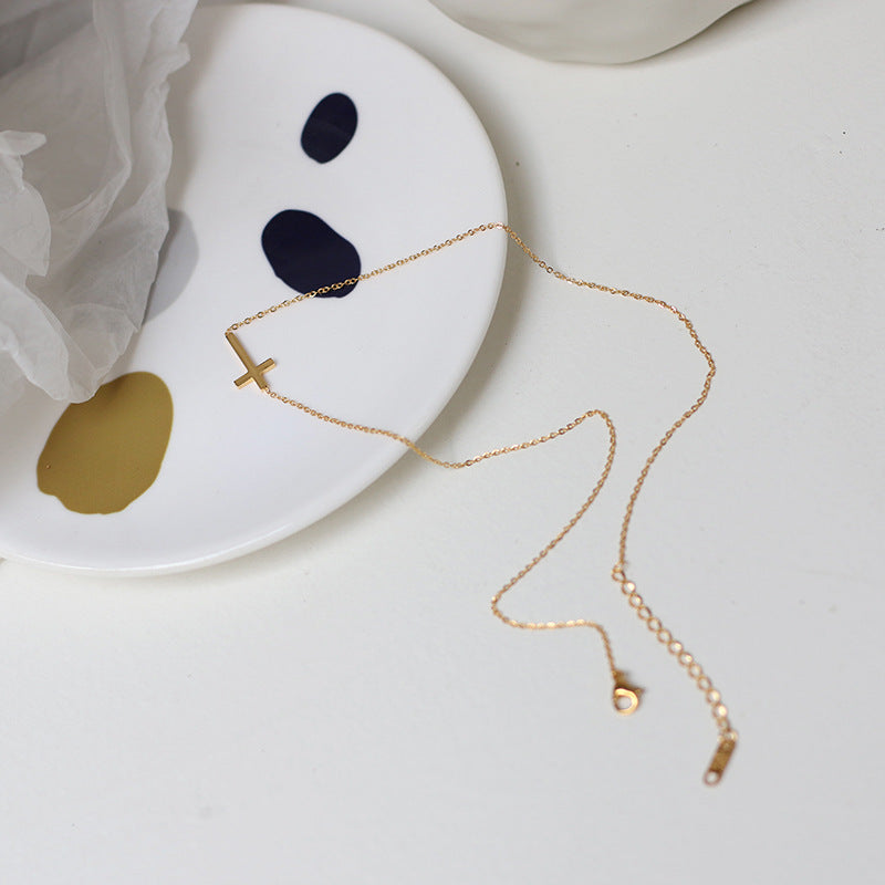 Nelly – Collar cruz minimalista en oro