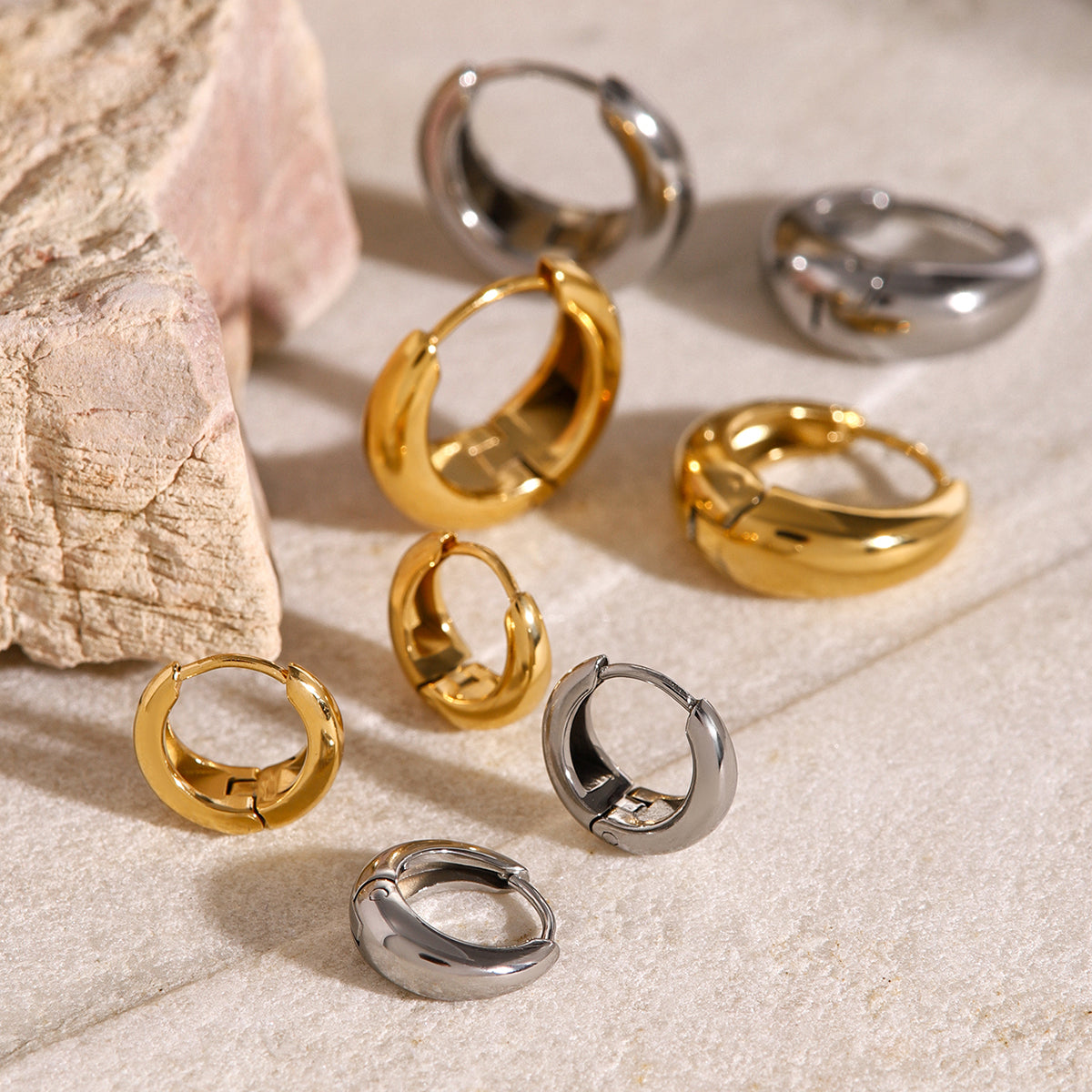 Iris – Aros geométricos huggie de oro