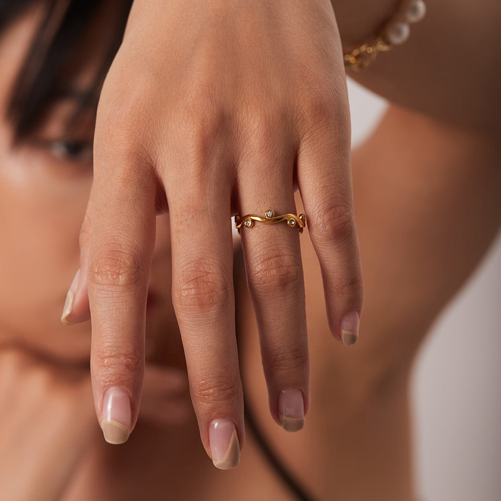 Willow – anillo hoja dorado con circonitas ajustable