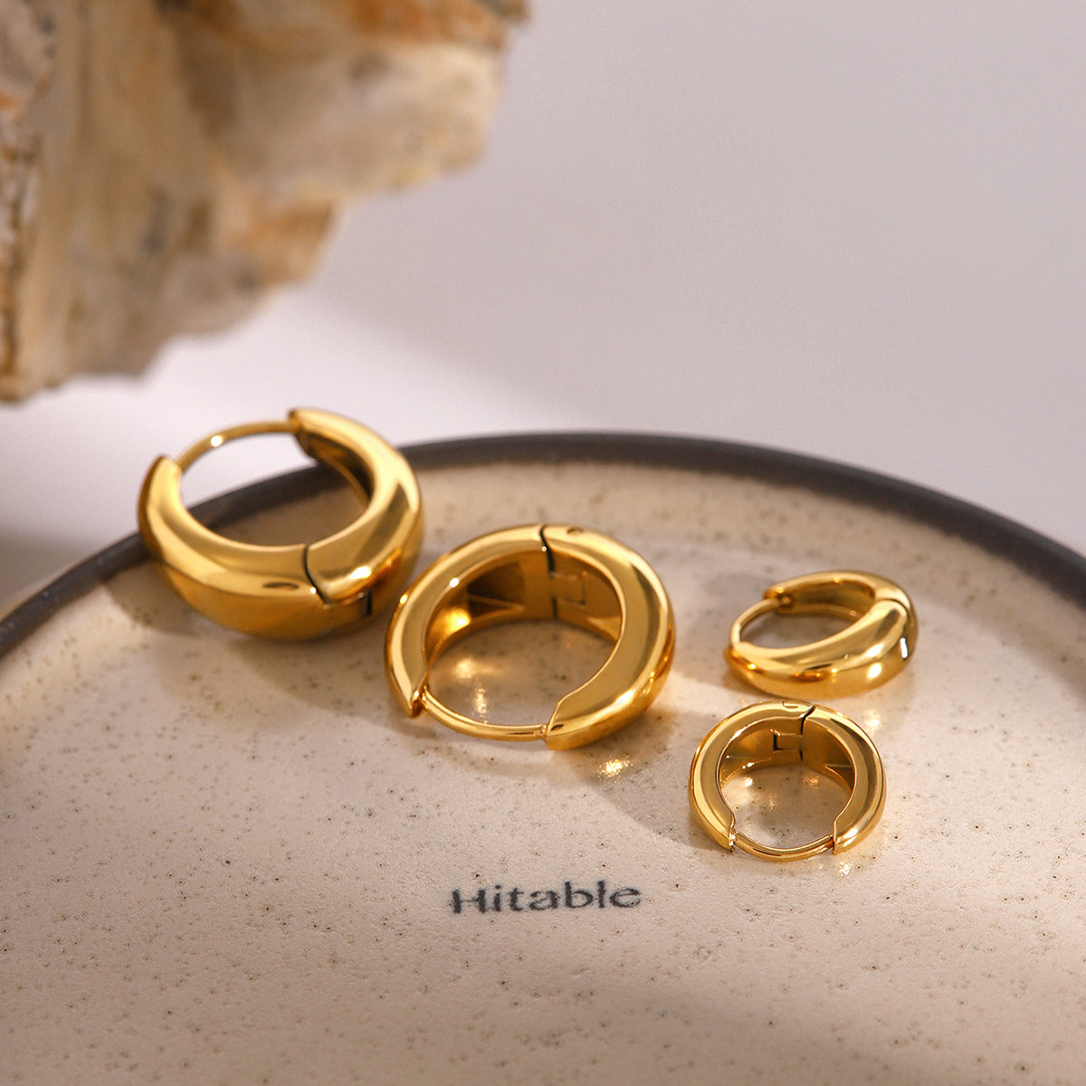 Iris – Aros geométricos huggie de oro