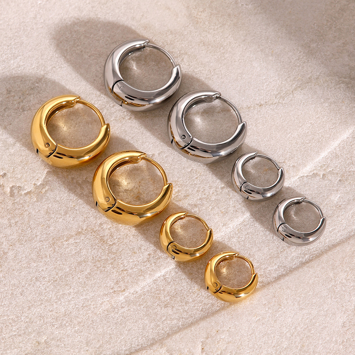 Iris – Aros geométricos huggie de oro