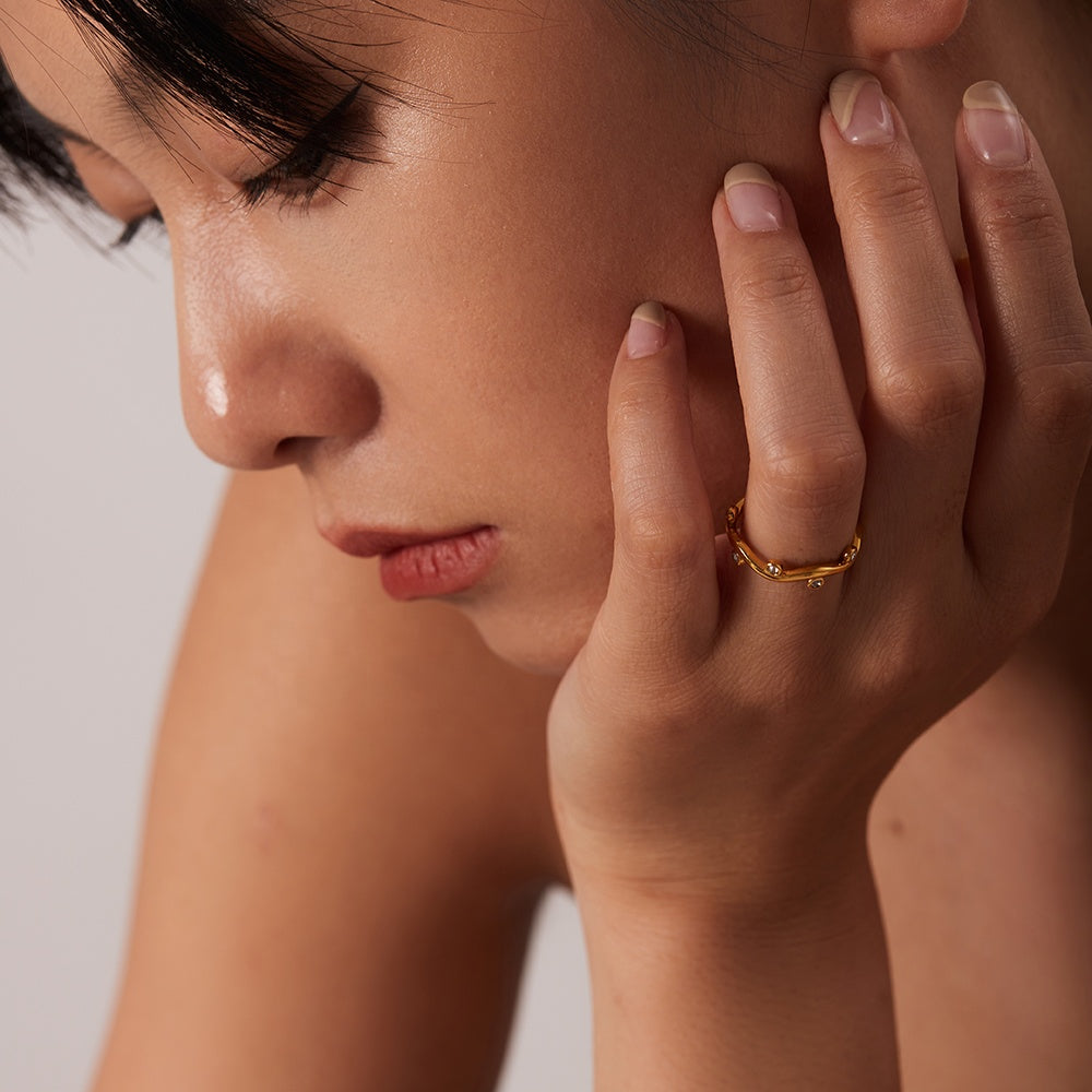 Willow – anillo hoja dorado con circonitas ajustable