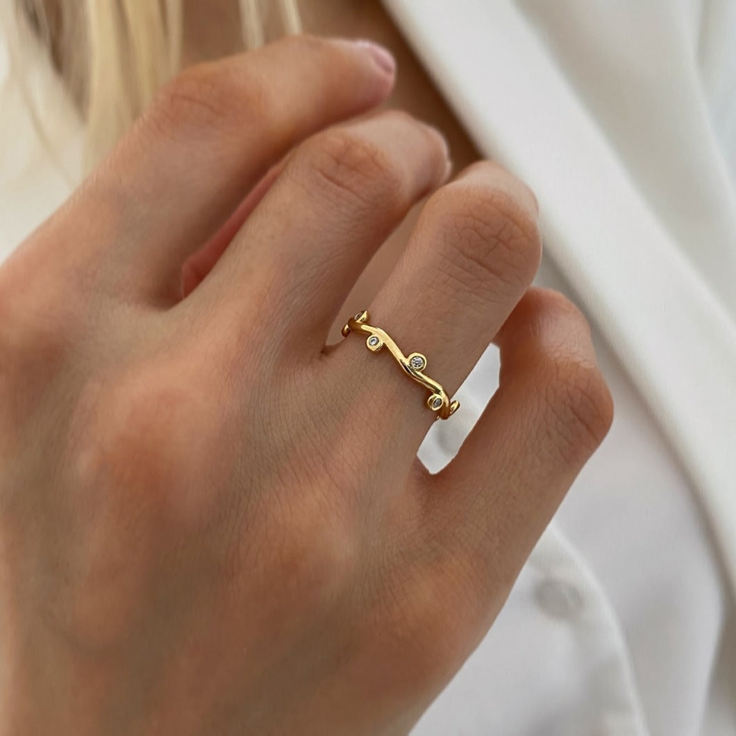 Willow – anillo hoja dorado con circonitas ajustable