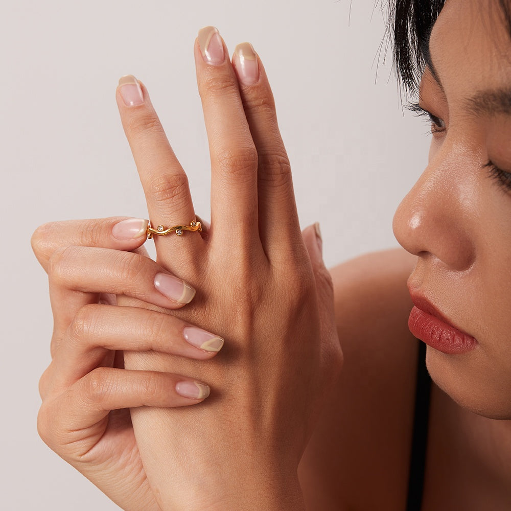 Willow – anillo hoja dorado con circonitas ajustable