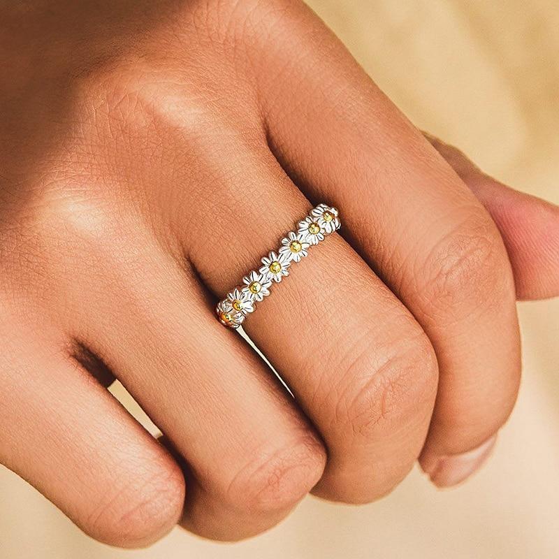 Flavia – Anillo ajustable de margarita de plata esmaltada