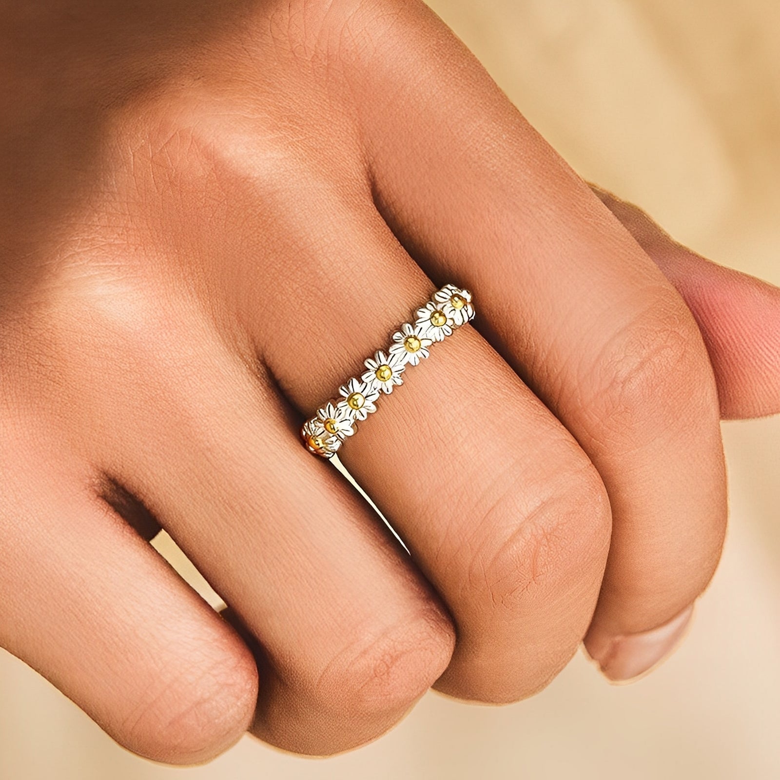 Charlie – Anillo ajustable de plata con margaritas pintadas a mano
