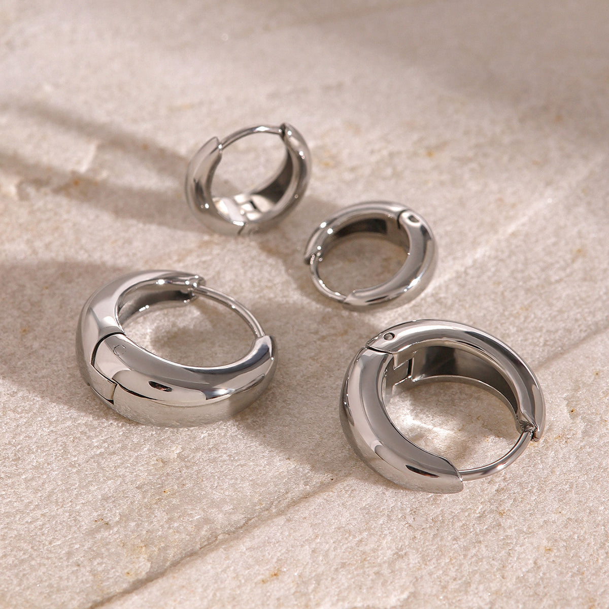 Iris – Aros geométricos huggie de oro