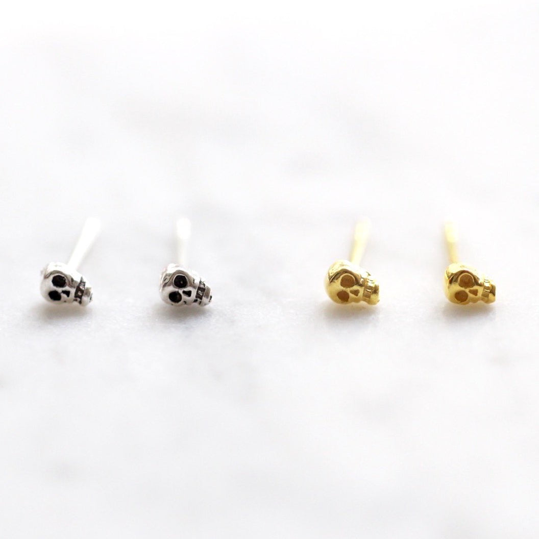 Reem - Pendientes pequeños de calavera