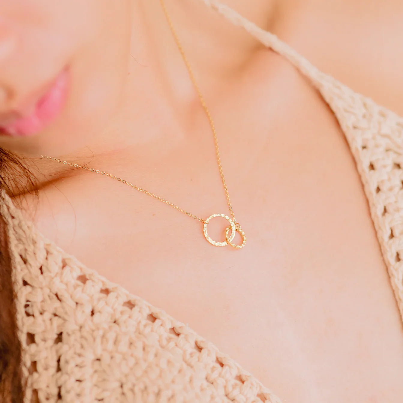 Isabelle – collar hoop en oro elegante
