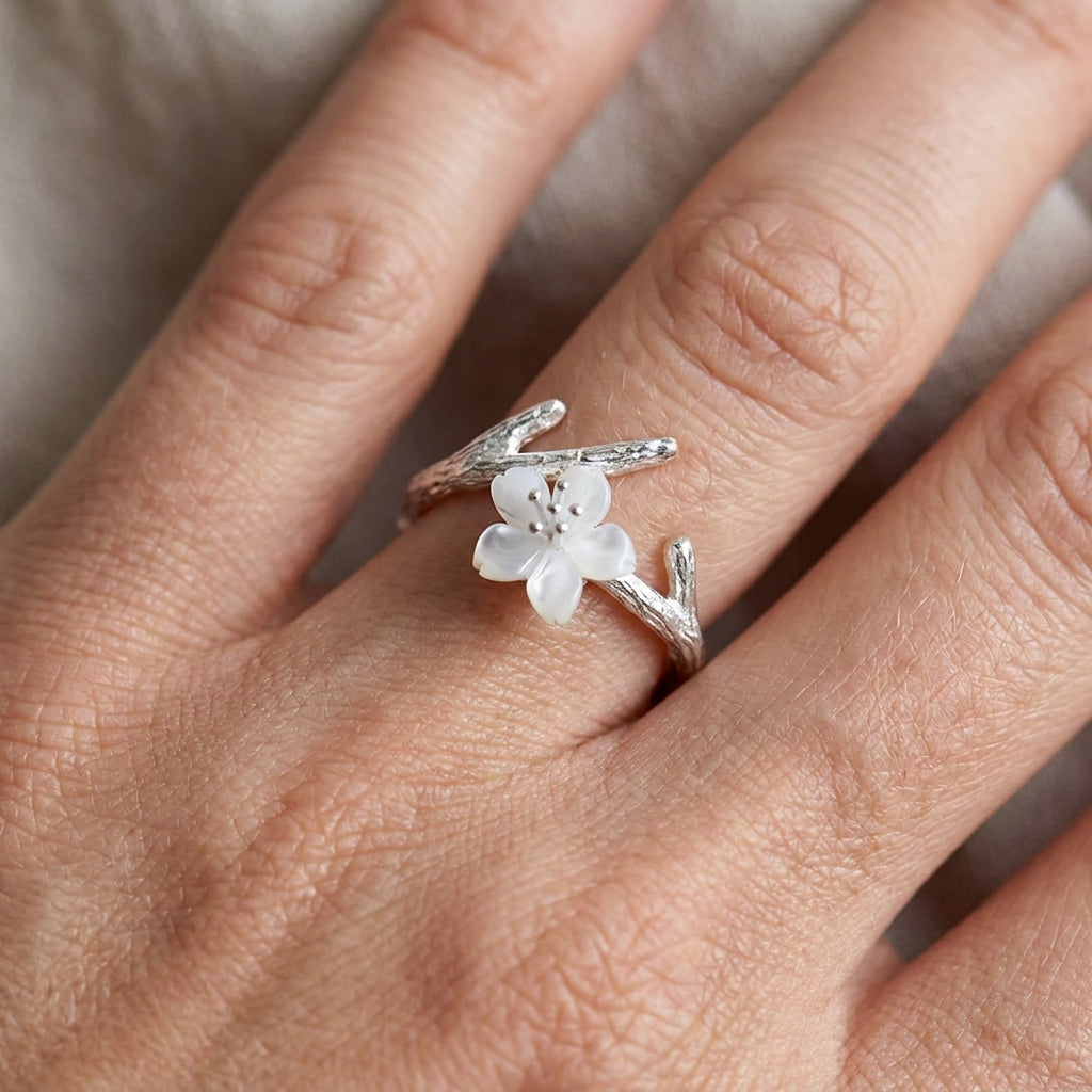 Lilou – Anillo vintage ajustable con flor blanca
