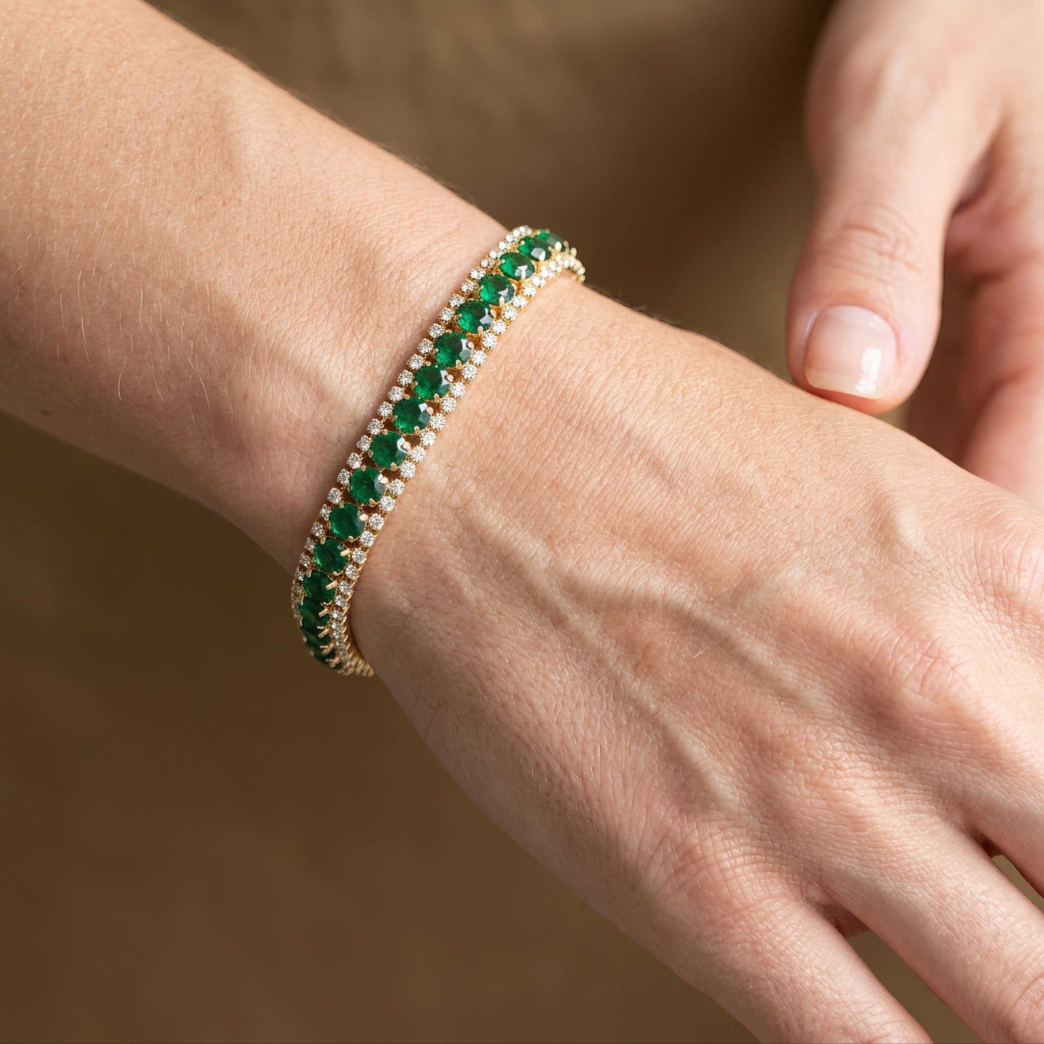 Maud – Pulsera elegante dorada con acentos verdes
