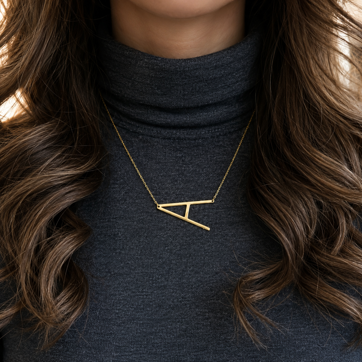 Inez – Collar con inicial declarativa