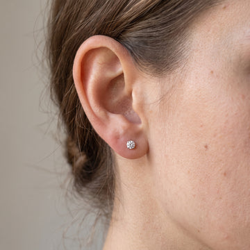 Pendientes planos sin rosca de 2 mm con CZ