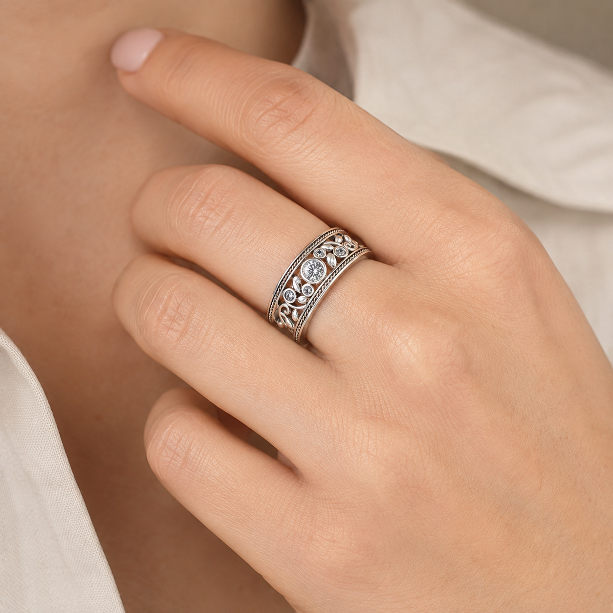 Nina – Anillo vintage de plata y circonio