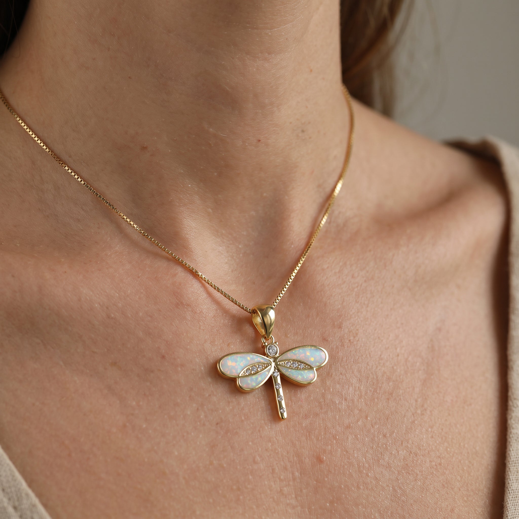 Siena – Collar con libélula en oro con ópalo