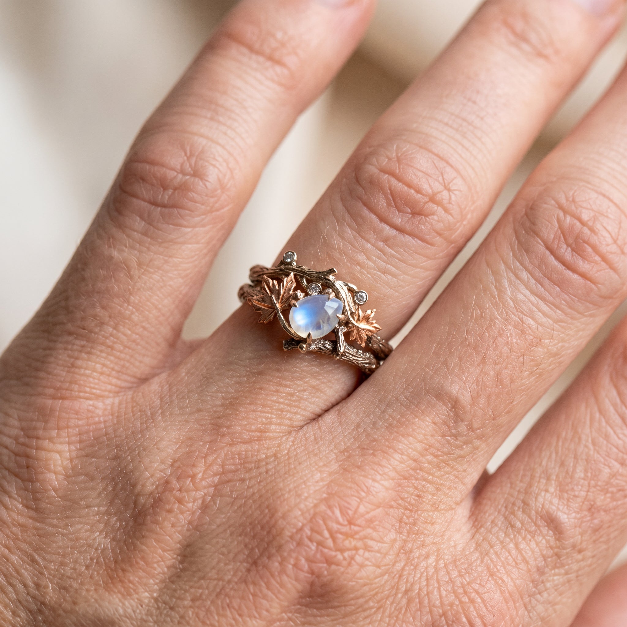 Ysia – Anillo de piedra lunar en estilo natural