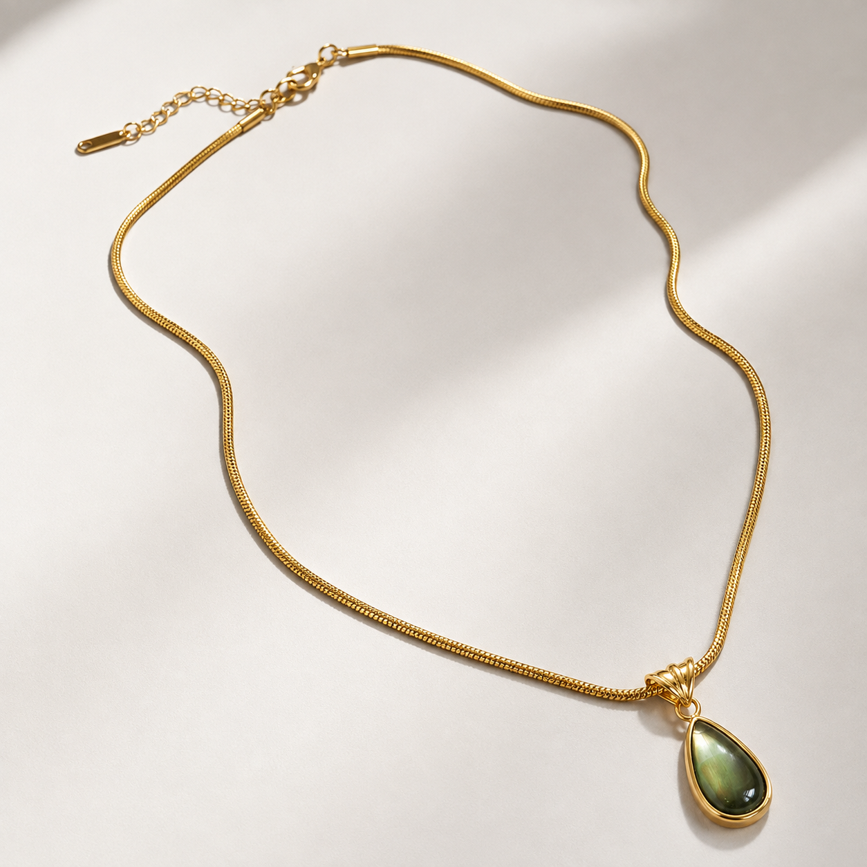 Collar de gota en verde sirena con oro