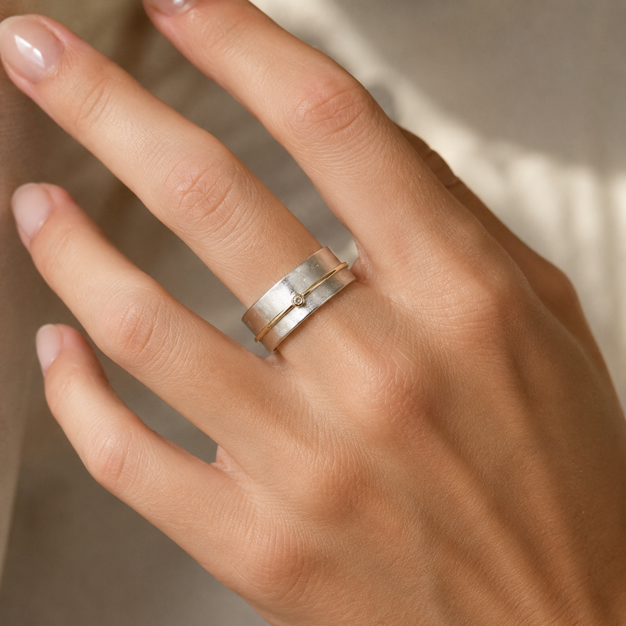 Lilia – Anillo de plata con línea dorada y circonitas