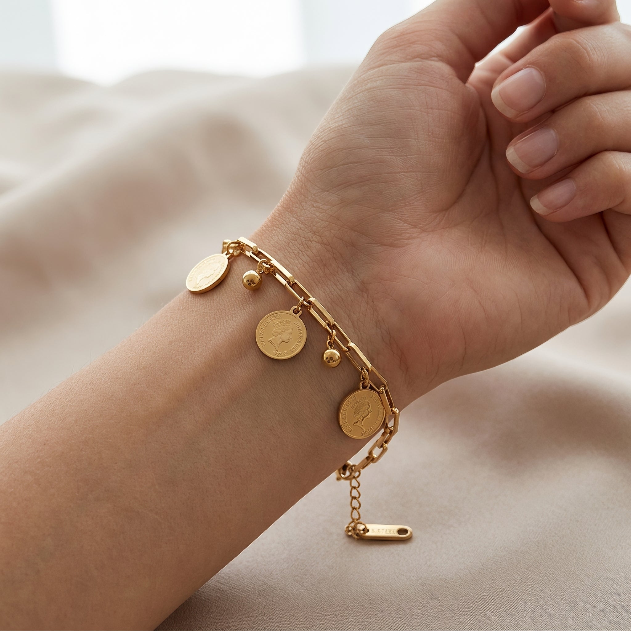 Maja – Pulsera Ajustable con Monedas de Oro