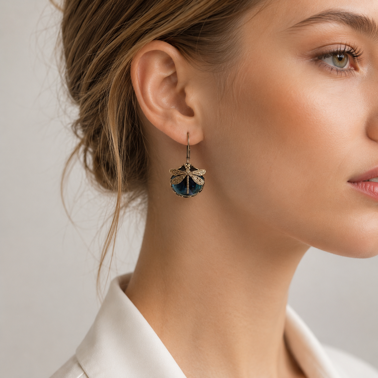 Elandra – Pendientes de libélula en forma de esfera en oro antiguo