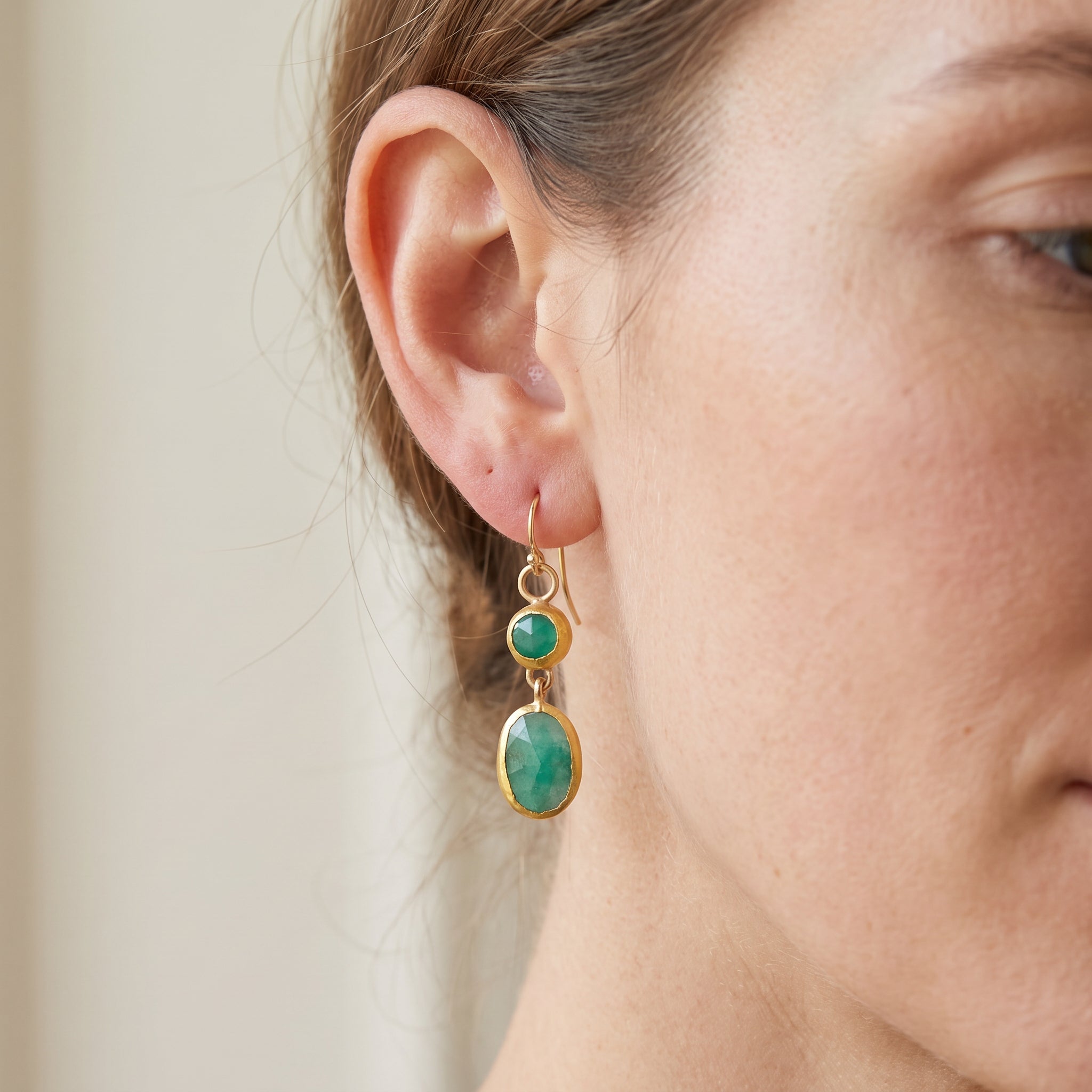 Mireya – Pendientes vintage dorados con piedra turquesa