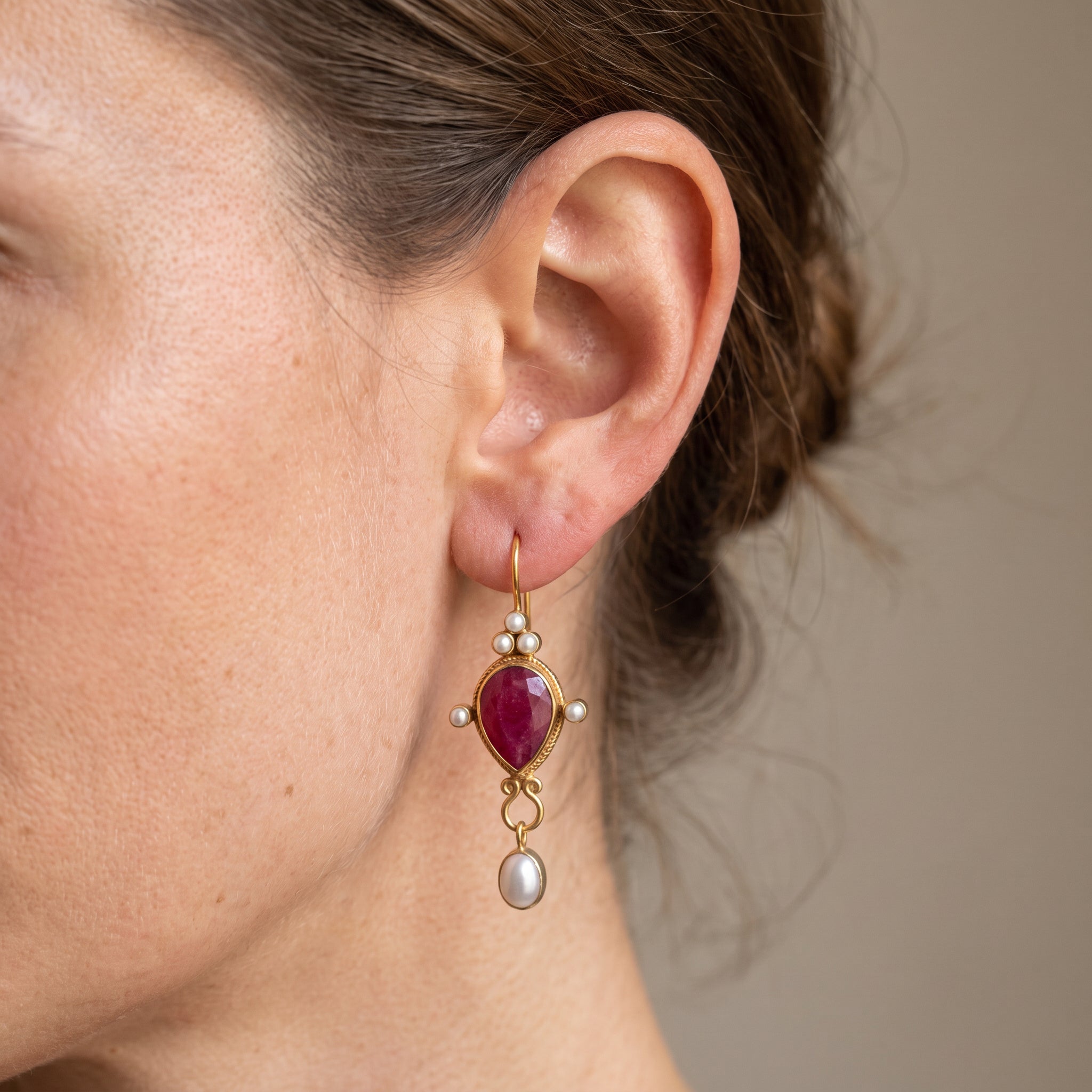 Soline – Pendientes refinados con perla y rubí