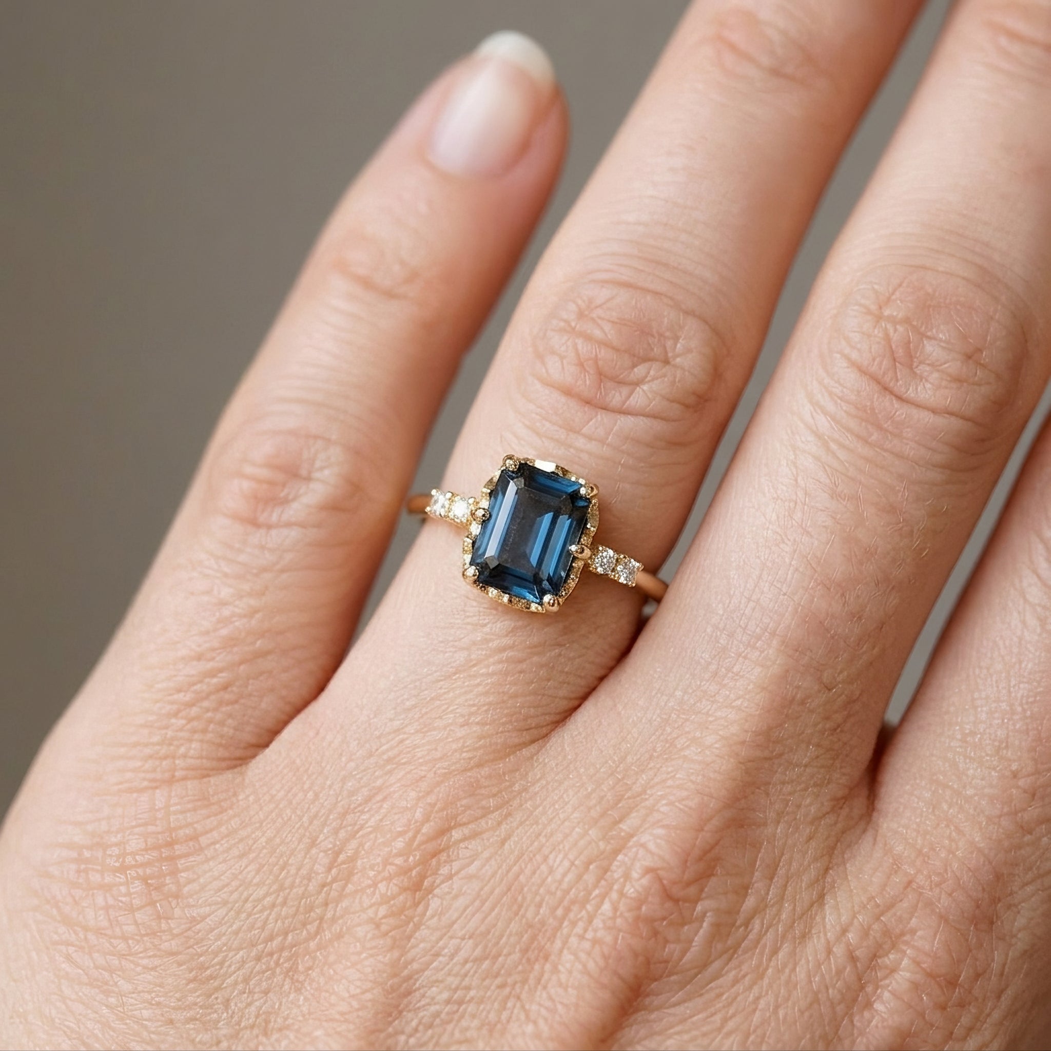 Sza – Anillo dorado vintage y cristal azul