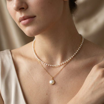 Auriane – Elegante collar de perlas y cadena de oro