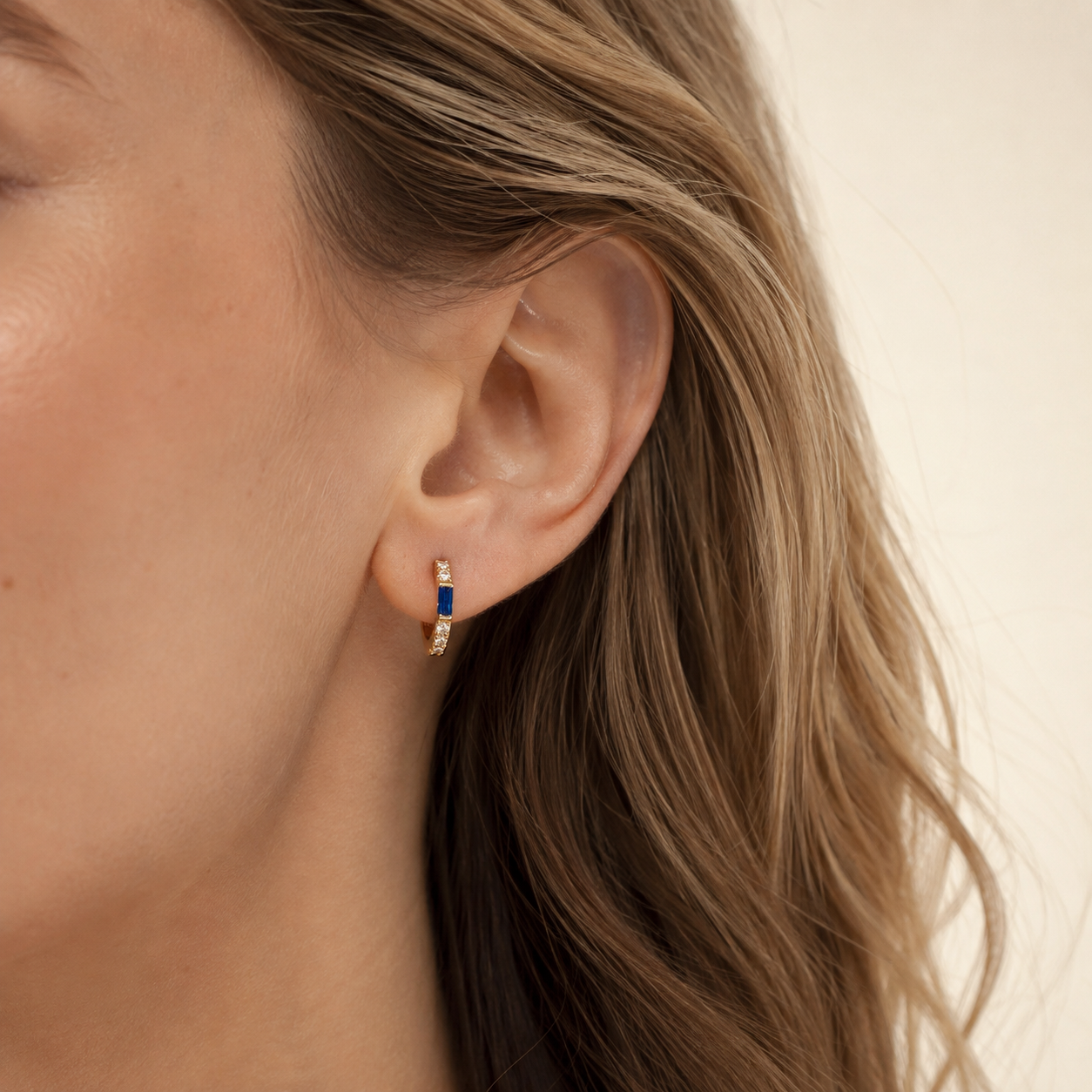 Pendientes Huggie de baguette (Zafiro azul)